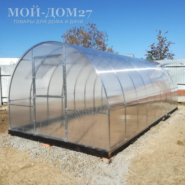 Теплица Восточная Усиленная 6 метров с поликарбонатом | Мой-Дом27 Теплица Восточная Усиленная 6 метров с поликарбонатом | Мой-Дом27 | Каркас изготовлен из оцинкованной замкнутой трубы 20*20 мм.<br>
 Ширина - 3 метра. Высота - 2,1 метра. Длина 6 метров. <br>
 Выдерживаемая снеговая нагрузка - 150 кг/м2. Выдерживаемая ветровая нагрузка - до 20 м/с.<br>
 Расстояние между дугами 0,65 метра. Толщина металла дуг 1,2 мм. Ширина двери 0,96 метра.<br>